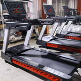 Consola de la trotadora comercial Starfit X con programas de entrenamiento